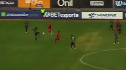 È calcio o tennis? Il pallone non cade mai!