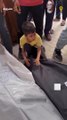 طفل يودع شقيقه الذي استشهد بقصف الاحتلال المستمر على قطاع غزة