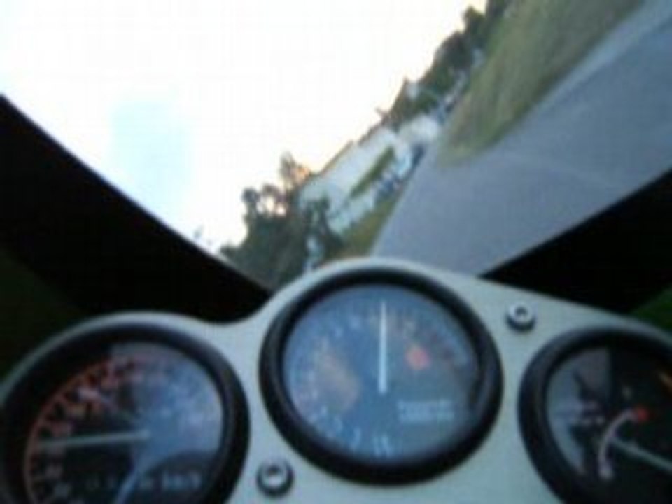 Pilote moto qui couche ET qui frotte !!!