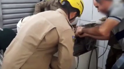 Bombeiros precisam cortar máquina no meio após padeiro ficar com mão presa