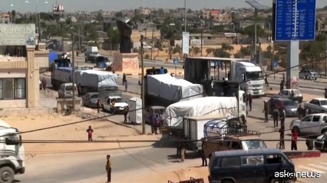 Nuovi camion carichi di aiuti diretti a Gaza entrano dal valico di Rafah, in Egitto