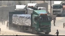 Nuovi camion carichi di aiuti diretti a Gaza entrano dal valico di Rafah, in Egitto