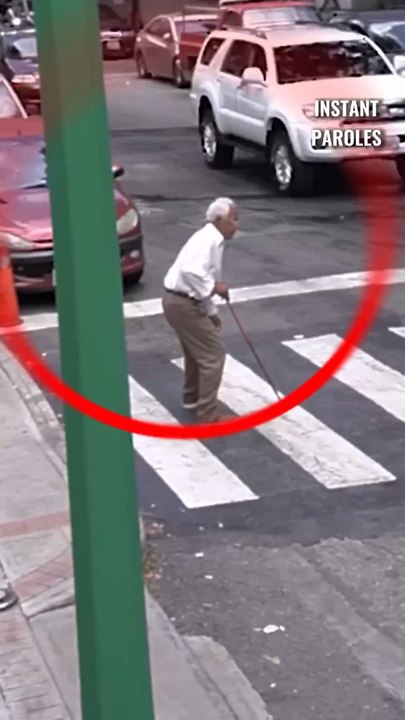 Cet homme âgé traverse seul la route puis reçoit un soutien précieux