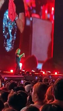 ¿Una tentación olerlos? Esto le lanzaron al cantante de Mana en uno de sus conciertos.