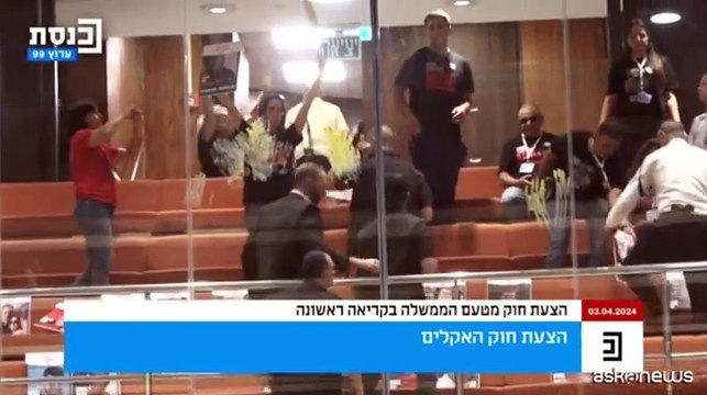 Gerusalemme, famiglie degli ostaggi interrompono seduta della Knesset