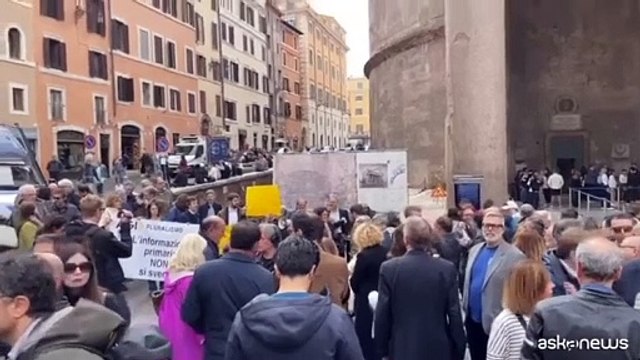 Sit-in giornalisti Agi, l'opposizione in piazza (da Conte a Calenda)