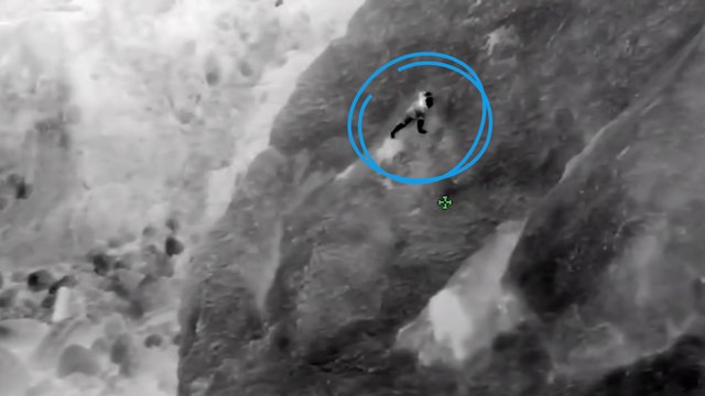 États-Unis : l’impressionnant sauvetage d’un homme coincé sur une falaise à 15 m de hauteur