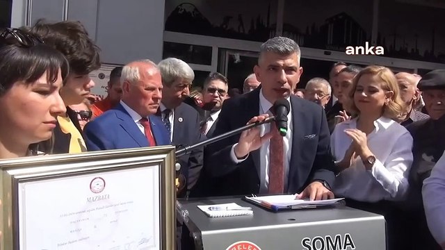 Mazbatasını alan Soma Belediye Başkanı ilk olarak makam odasının kapısını söktü