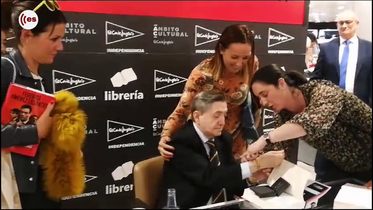 El "momento chicas" en la firma de libros de Federico Jiménez Losantos en Zaragoza