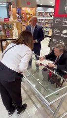 Télécharger la video: Cientos de personas acuden a la firma de libros de Federico Jiménez Losantos en Zaragoza