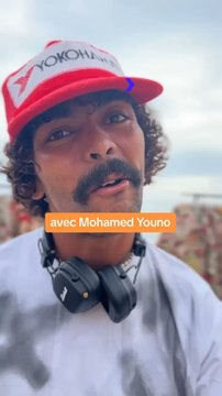 À Taghazout, perché dans la vallée du Sous, se cache Mohamed Youno, un créateur de mode marocain. Loin de la fast fashion, ce jeune designer, fils d’artisan maroquinier, propose des créations exclusives.