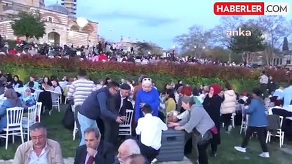 Edirne Belediyesi Selimiye Meydanı'nda iftar verdi