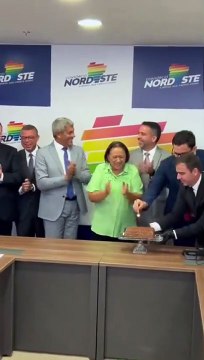 Jerônimo Rodrigues ganha bolo de aniversário em reunião do Consórcio Nordeste