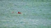 Bombeiros realizam o resgate de uma mulher que estava se afogando na Praia de Iracema