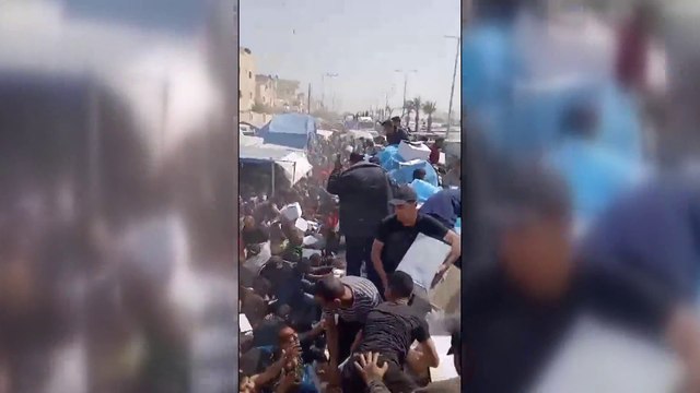 نازحون فلسطينيون في #غزة يهرعون للحصول على المساعدات #العربية