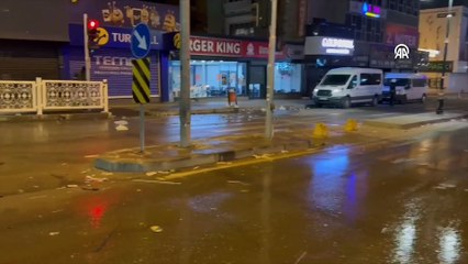 Van'da polis taş atanlara müdahale etti