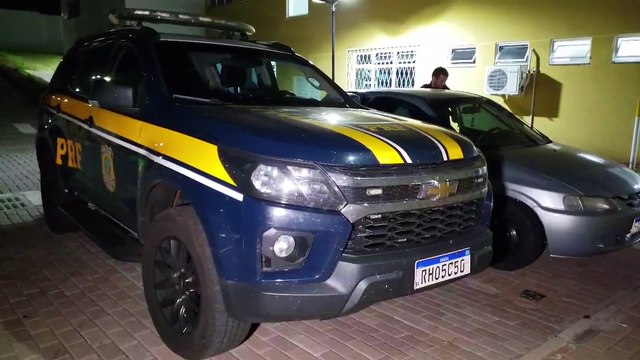 Dupla é detida pela PRF com 127 quilos de maconha dentro do Celta na rodovia BR-277