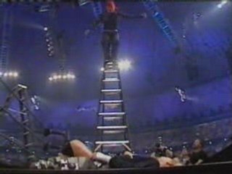 Jeff Hardy -  swanton bomb double sur une table ladder