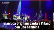Gianluca Grignani canta a Milano con una bambina