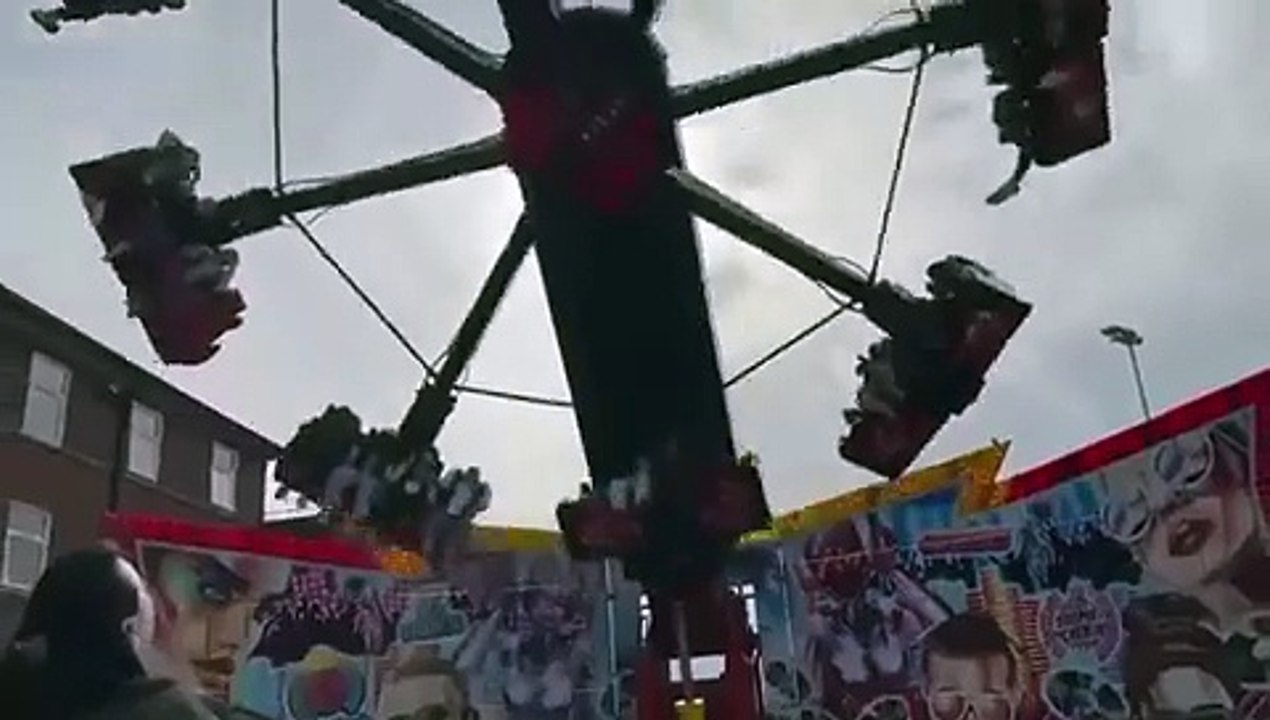Les images chocs d'un manège qui se brise en plein fonctionnement !