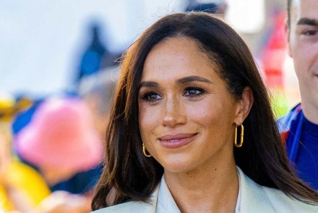 Meghan Markle   ballerines et robe   fleurs  elle est renversante lors d une rare appariti (1)