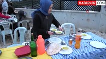 Tüm mahalle sakinleri aynı sofrada iftar açtı