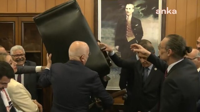 Erdal Beşikçioğlu mührü aldı, koltuğuna oturdu