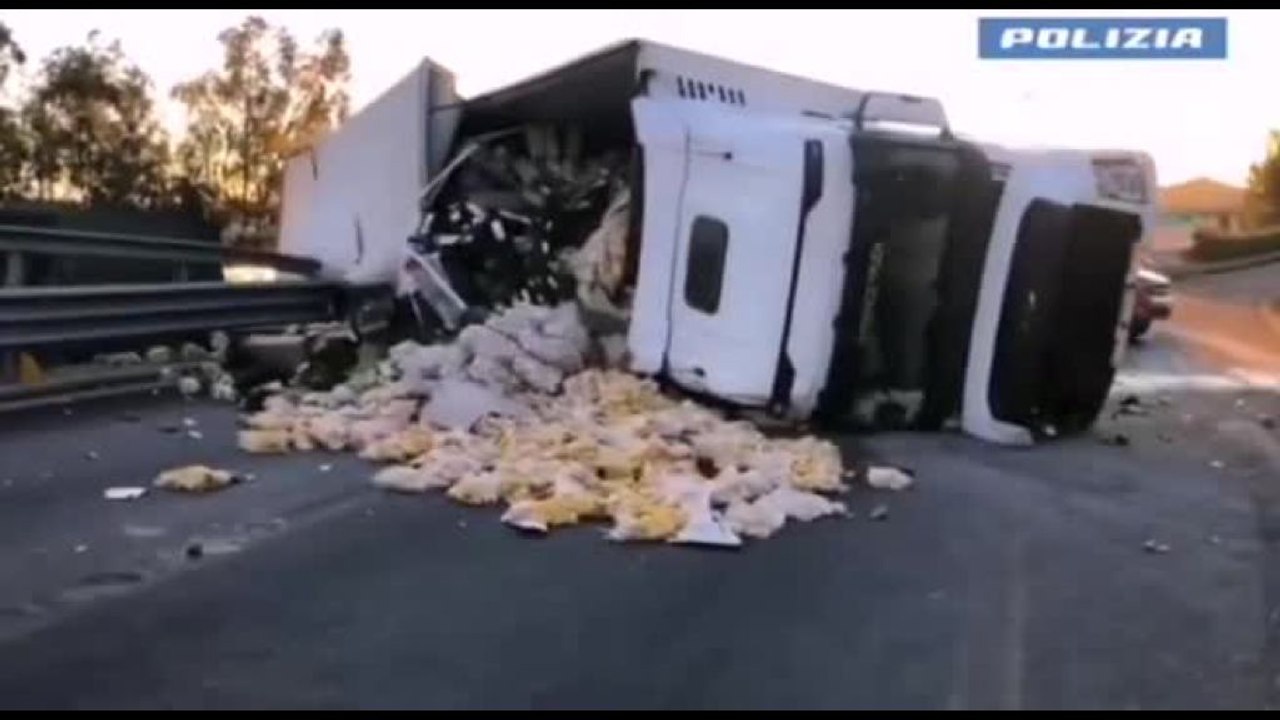 Si ribalta tir sulla A19 Palermo-Catania, traffico bloccato: 2 feriti