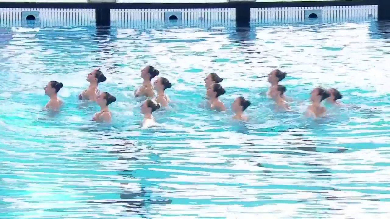 Les nageuses de la natation artistique inaugurent le centre aquatique olympique de Saint-Denis