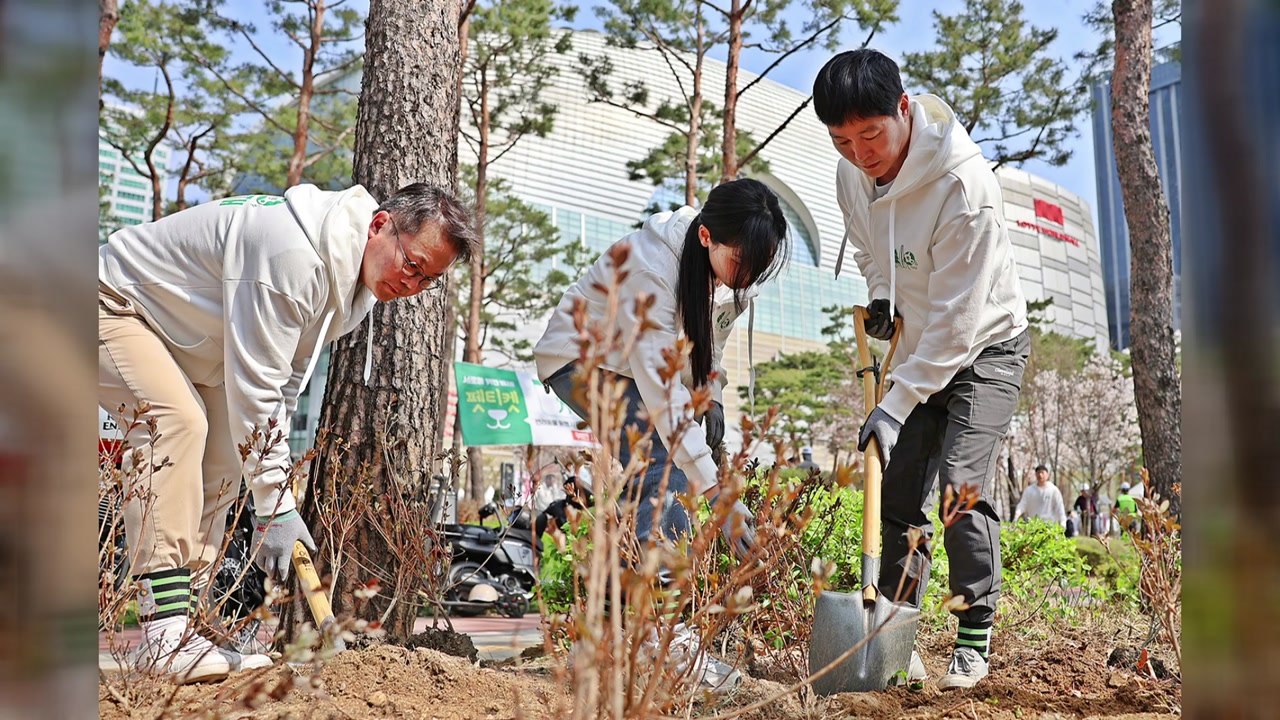 [기업] 롯데물산, 식목일 맞아 석촌호수 나무 심기 봉사활동 / YTN
