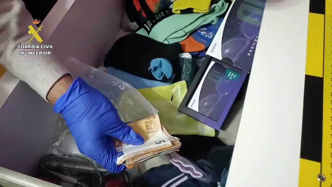 La Guardia Civil desmantela dos puntos de venta de droga al menudeo en Burgos y Bilbao.