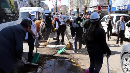 Van'da olaylar sona erdi; Temizlik çalışmalarına halk da destek verdi