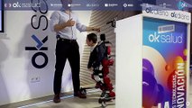 Alejandro Santamarina con el primer exoesqueleto pediátrico del mundo