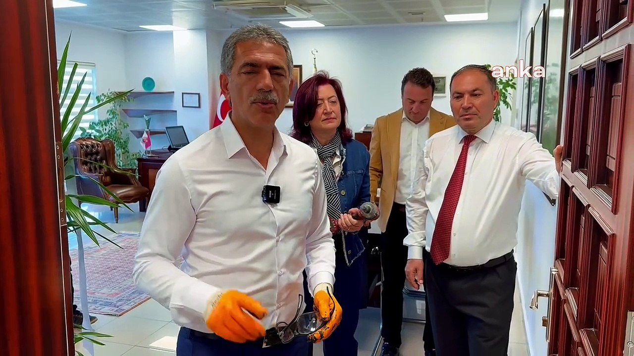 Göreve başlayan CHP’li belediye başkanı kendi elleriyle makam odasının kapısını söktü