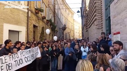 Dolore e palloncini bianchi per l'addio a Federico Garulli: il video