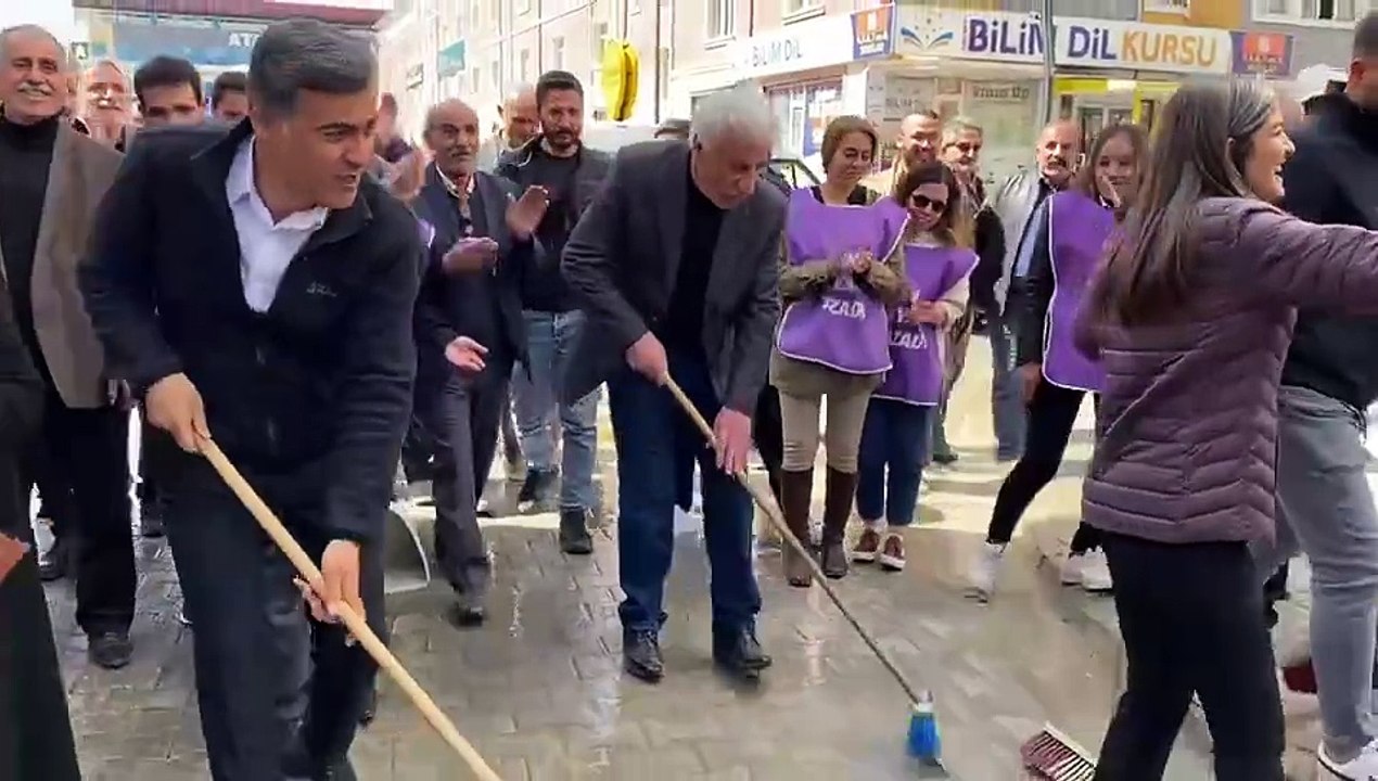 Van'da temizliğe eşbaşkanlar da katıldı
