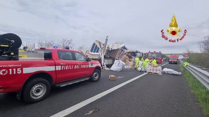 Tir si schianta contro guardrail in Autostrada e resta incastrato (04.04.24)