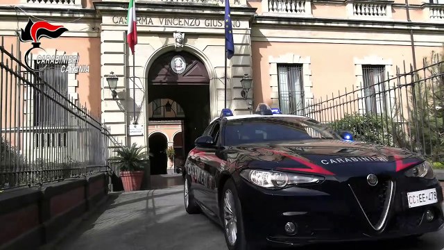 Catania, nella casa blindata un centro per lo spaccio di droga: arrestato giovane di 23 anni con i due fratelli minorenni