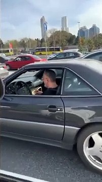 Bir genç trafikte karşılaştığı Cem Yılmaz'a: Arabanız çok güzelmiş abi, ne iş yapıyorsunuz?