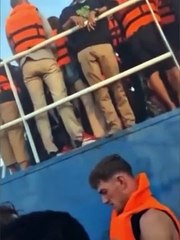 Turistas aterrorizados pulam de embarcação durante incêndio