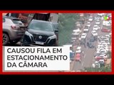 Carro arrasta outro que trancava saída no estacionamento em Brasília