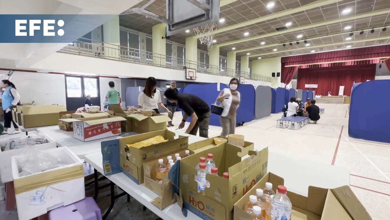 Decenas de personas se encuentran en un centro de desplazados en Hualien, la 'zona cero' del sismo de Taiwán