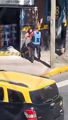 Floresta: una mujer con una faca intentó sacarle el arma a un Policía e invitó a otros a pelear