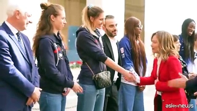 Giorgia Meloni palleggia con le campionesse volley a Palazzo Chigi