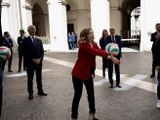 Meloni palleggia con Egonu e le campionesse del volley nel cortile di Palazzo Chigi