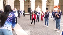 Meloni palleggia con Egonu e le giocatrici del volley femminile italiano
