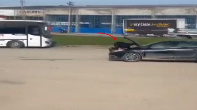 Otomobilin motor kısmına oturup seyir halindeyken arızayı bulmaya çalıştı
