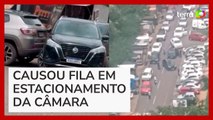 Carro arrasta outro que trancava saída no estacionamento em Brasília