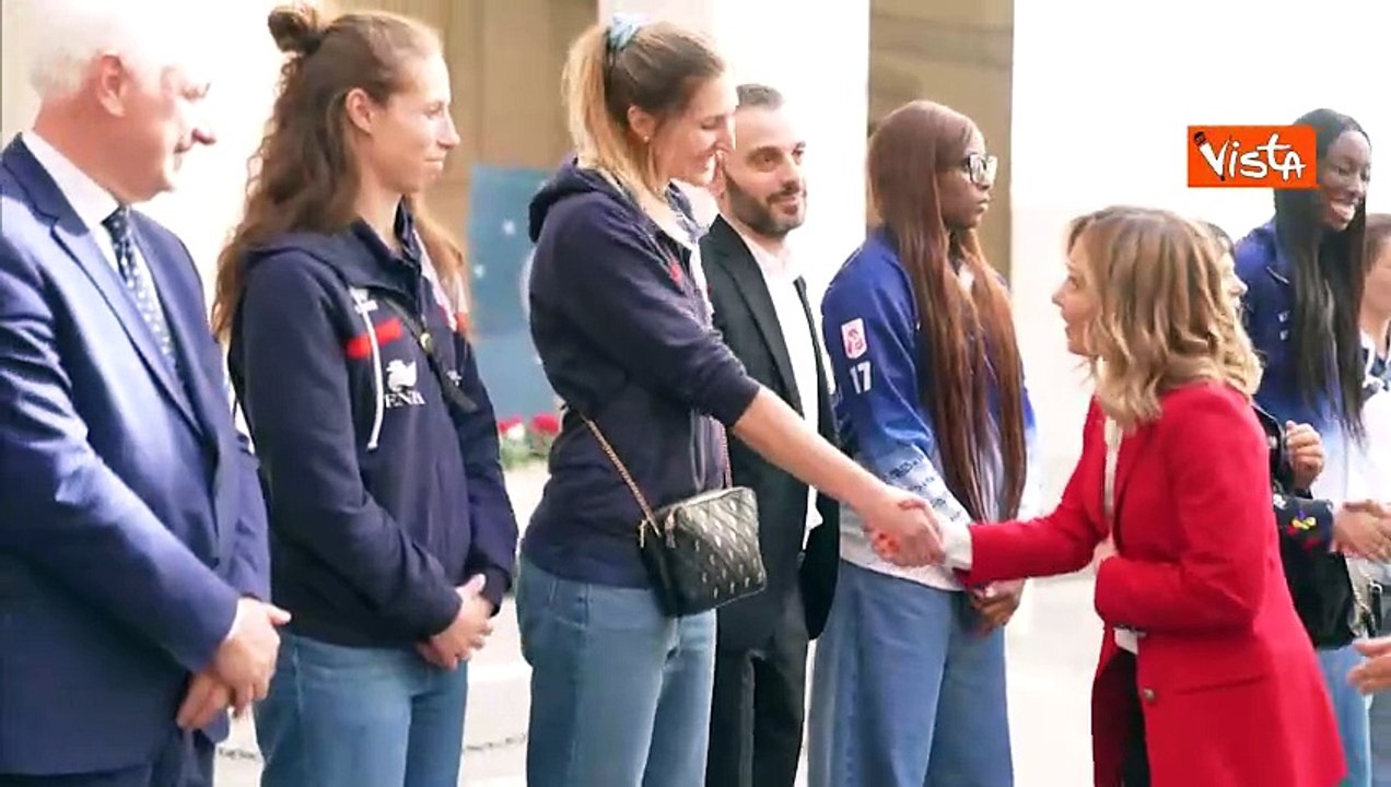 La premier Meloni gioca a pallavolo con le stelle del volley femminile a Palazzo Chigi