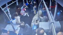 Batman 'daki olaylar sırasında belediye otobüsüne taşlı saldırı kamerada